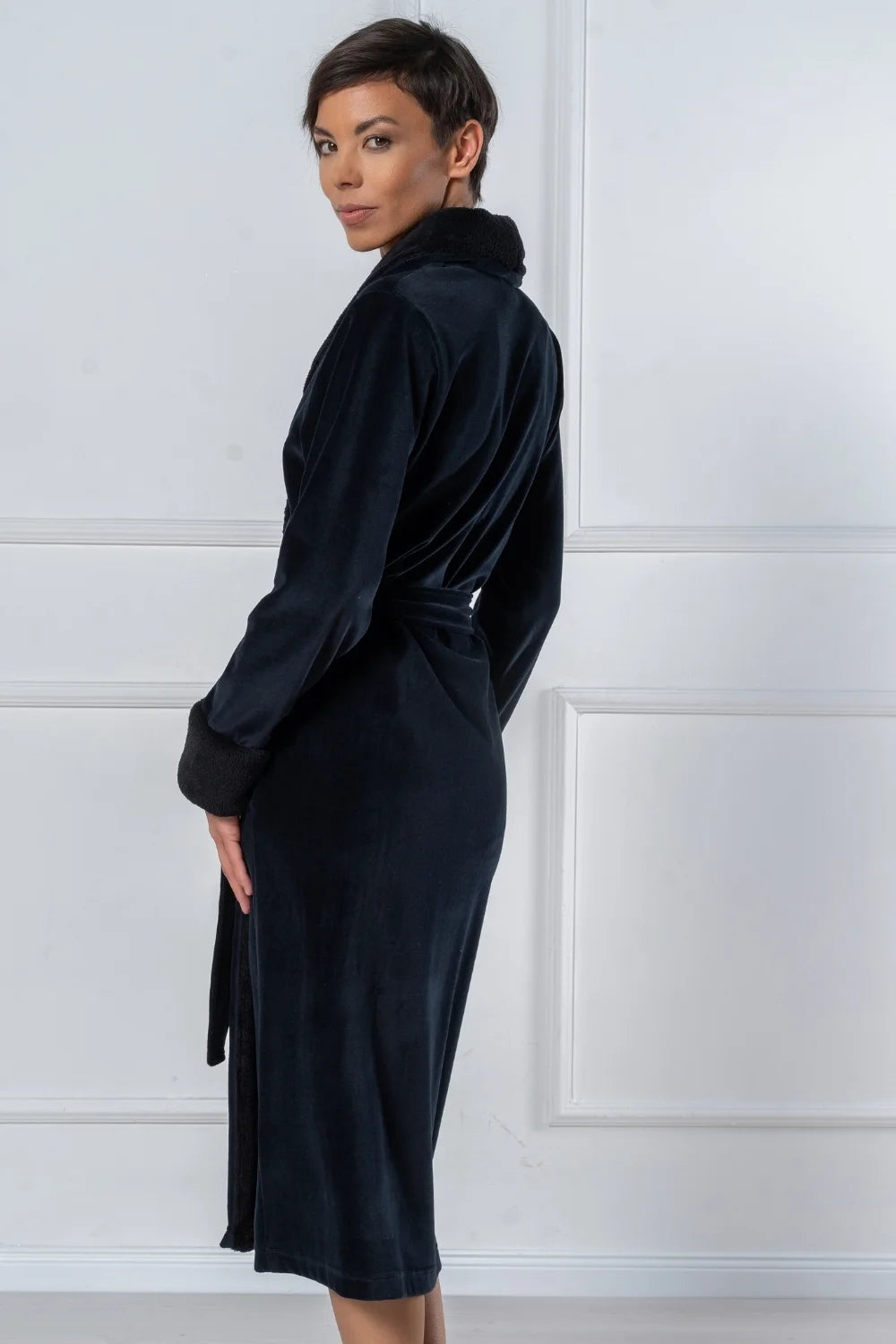 Belmanetti Luxurious Nicky Velour Long Shawl Collar in Black - Fast EU shipping